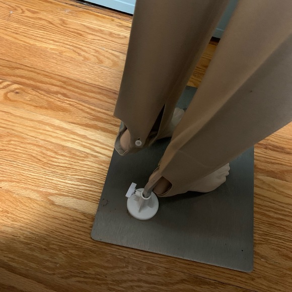 NWOT Women stretching pants by Victor Victoria. Size 40 (French) - Picture 9 of 11